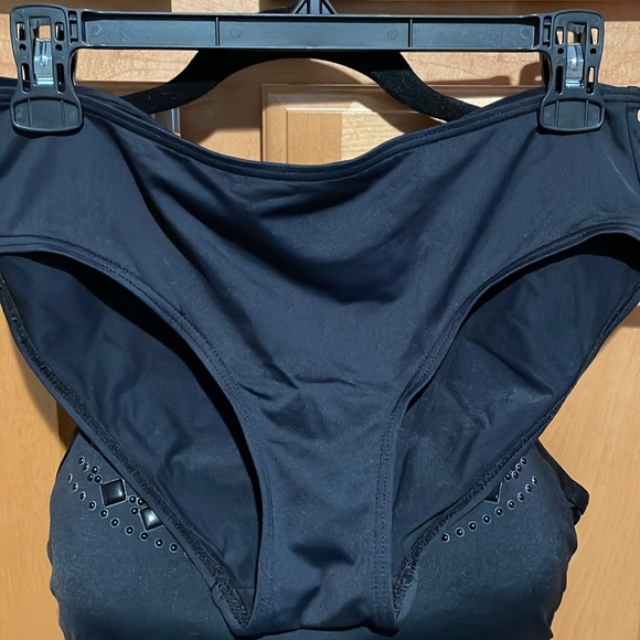 Coco Reef 2 Piece Tankini. Swimsuit 34D top M bottom - black - shirred sides - Picture 3 of 6